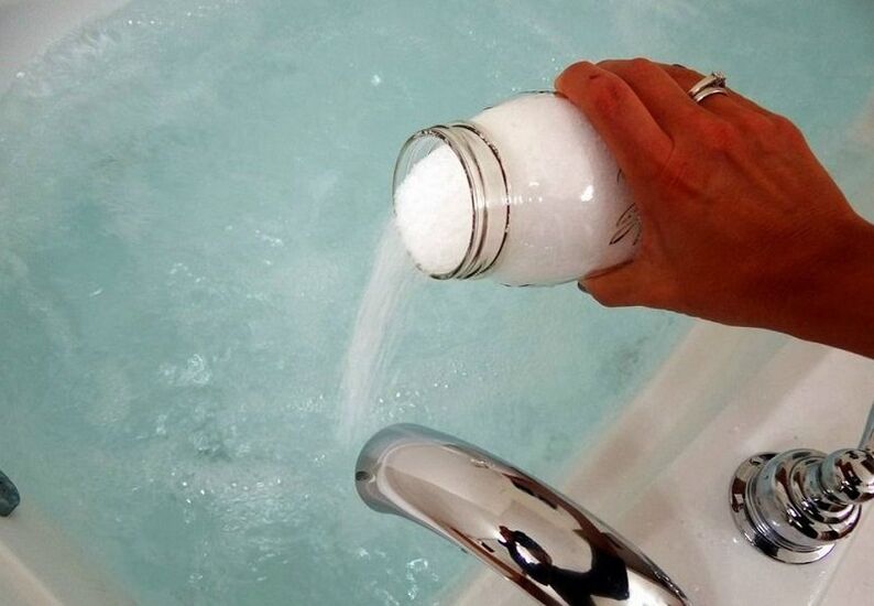 Take a bath with soda to enlarge the penis